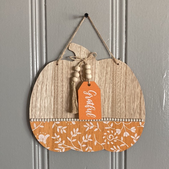 🆕Wooden Pumpkin Sign w/GRATEFUL Tag w/ Orange & White Painted Floral Design - Picture 6 of 11